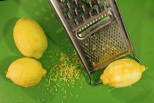 Как лечить боль в суставах тертой лимонной цедрой