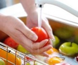 Эксперты рассказали, как избавиться от вредных веществ на овощах, фруктах и ягодах
