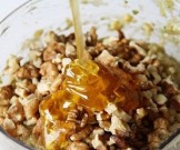 Мед, миндаль и грецкие орехи: вкусная и полезная добавка к рациону! Мед, миндаль и грецкие орехи: вкусная и полезная добавка к рациону!