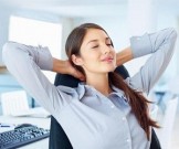 Как размять шею и укрепить пресс, сидя за рабочим столом