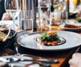 Как нельзя вести себя за столом: 12 распространенных ошибок