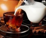 Исследователи рассказали, можно ли добавлять в чай молоко