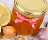 Домашнее средство из лука и меда против выпадения волос