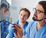 Почему медицинская одежда у израильских врачей – синяя, а у медсестер – белая или розовая? Почему медицинская одежда у израильских врачей – синяя, а у медсестер – белая или розовая?