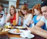 Смартфоны способствуют перееданию Смартфоны способствуют перееданию