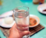 Пить воду по время еды не вредно