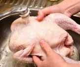 Ученые из США настоятельно советуют не мыть сырую курицу Ученые из США настоятельно советуют не мыть сырую курицу
