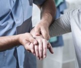 Врач назвал причины набухших вен на кистях