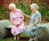 Интенсивное общение с друзьями после 60 лет помогает избежать деменции