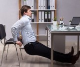 Как размять шею и укрепить пресс, сидя за рабочим столом