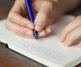 Ученые рассказали, какие болезни можно узнать по почерку