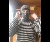 Шуточный мастер-класс: маска от коронавируса из мужских трусов за 30 секунд Шуточный мастер-класс: маска от коронавируса из мужских трусов за 30 секунд