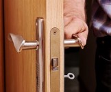 Исследователи признали дверные ручки невиновными в распространении коронавируса