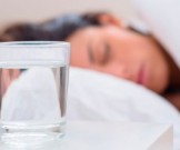 Почему нельзя пить воду, оставленную на ночь в стакане Почему нельзя пить воду, оставленную на ночь в стакане