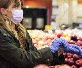 Почему не нужно ходить в магазин в одноразовых перчатках